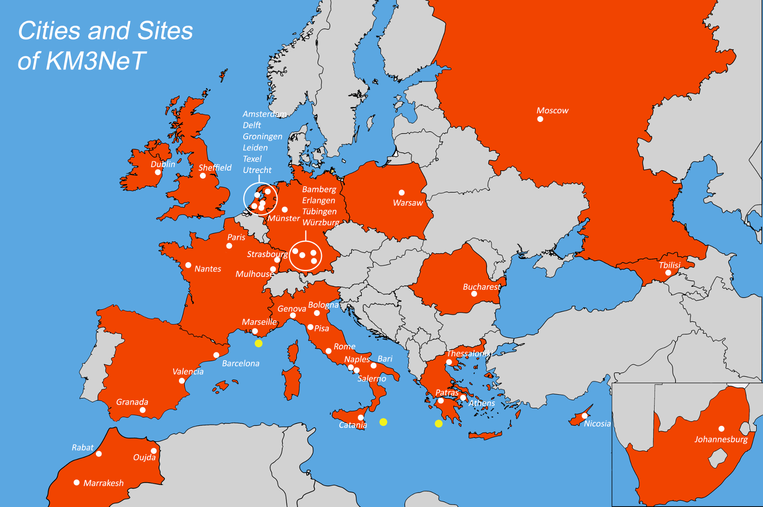 სურათი 1. KM3NeT საერთაშორისო სამეცნიერო თანამშრომლობის ქვეყნები (აღნიშნულია წითლად) და ქალაქები(მონიშნულია თეთრი წრეებით). ნეიტრინული დეტექტორების განლაგების ადგილები ხმლთაშუა ზღვაში აღნიშნულია ყვითელი წრეებით.